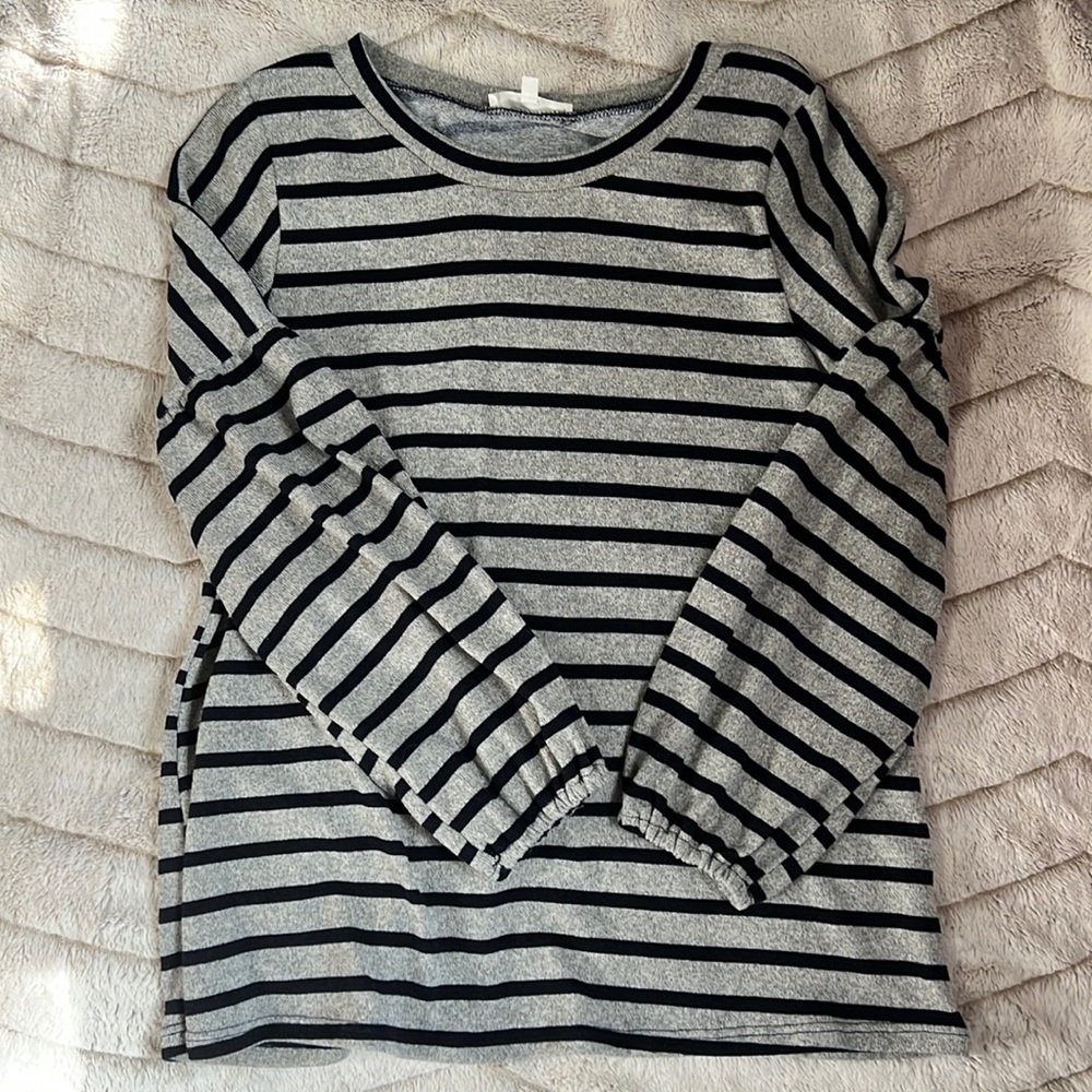 Long bell sleeve thin sweater